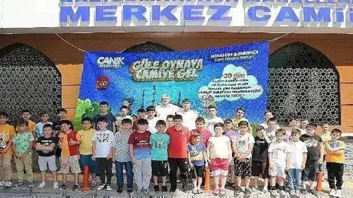 Canik'te Camiye Gelen Çocuklar Hediyelerin Sahibi Olacak