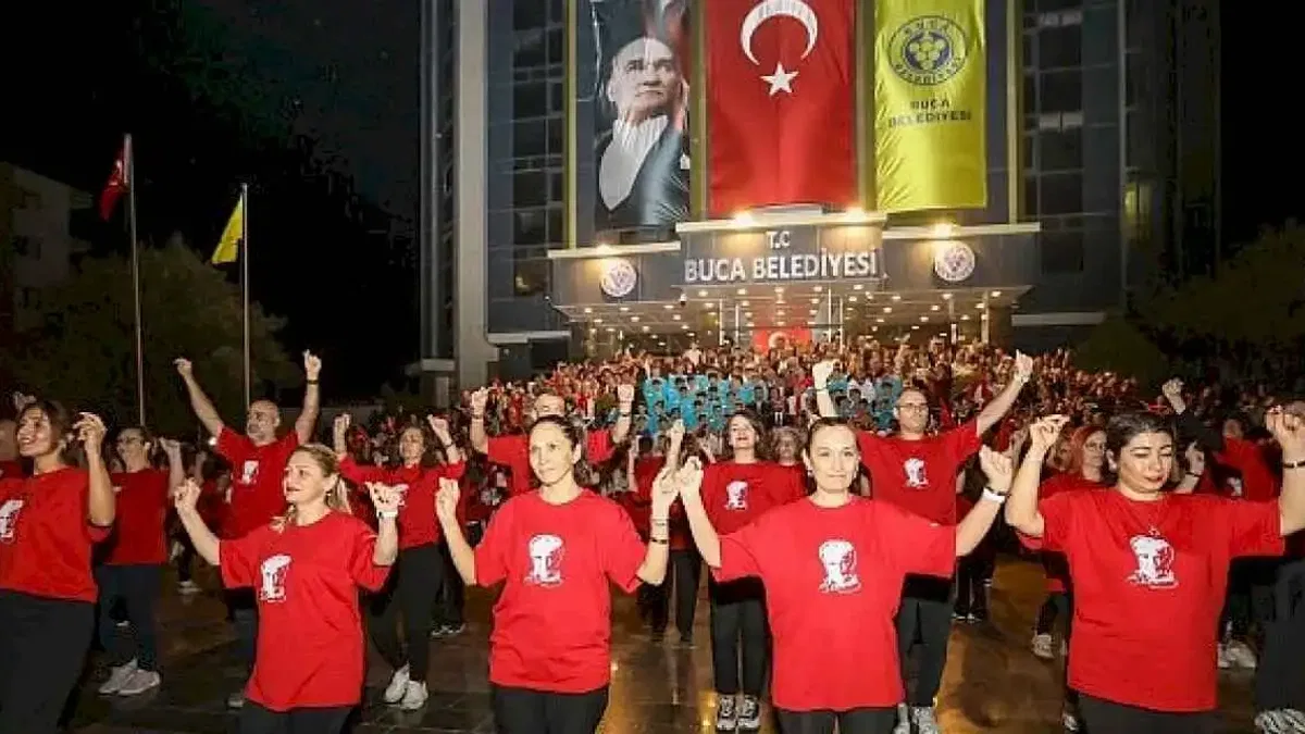 Buca'da Cumhuriyet coşkusu meydanlara sığmadı