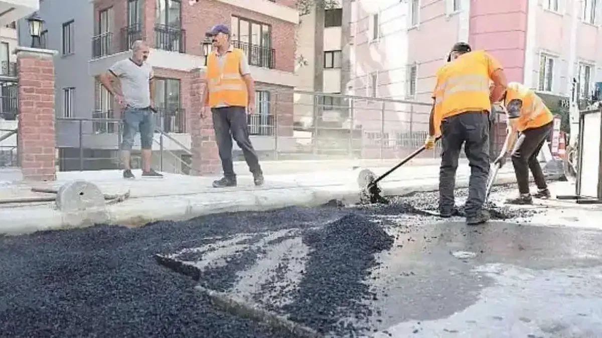 Mahalleliler talep ediyor, Bakırköy Belediyesi yapıyor.