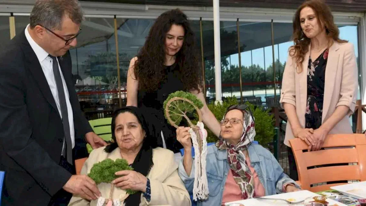 Bursa Osmangazi'de alzheimer hastaları için Anneler Günü kutlaması