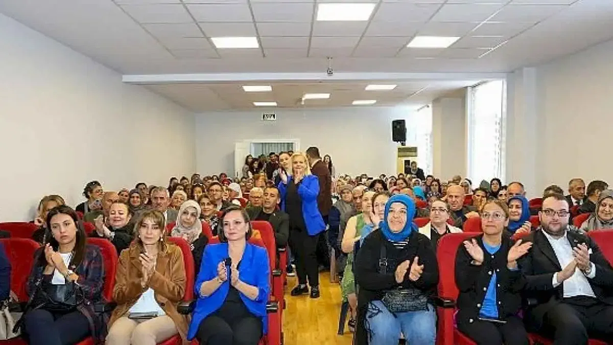 Karabağlar Belediyesi'nden Bağımlılıkla Mücadele Seminerleri başladı