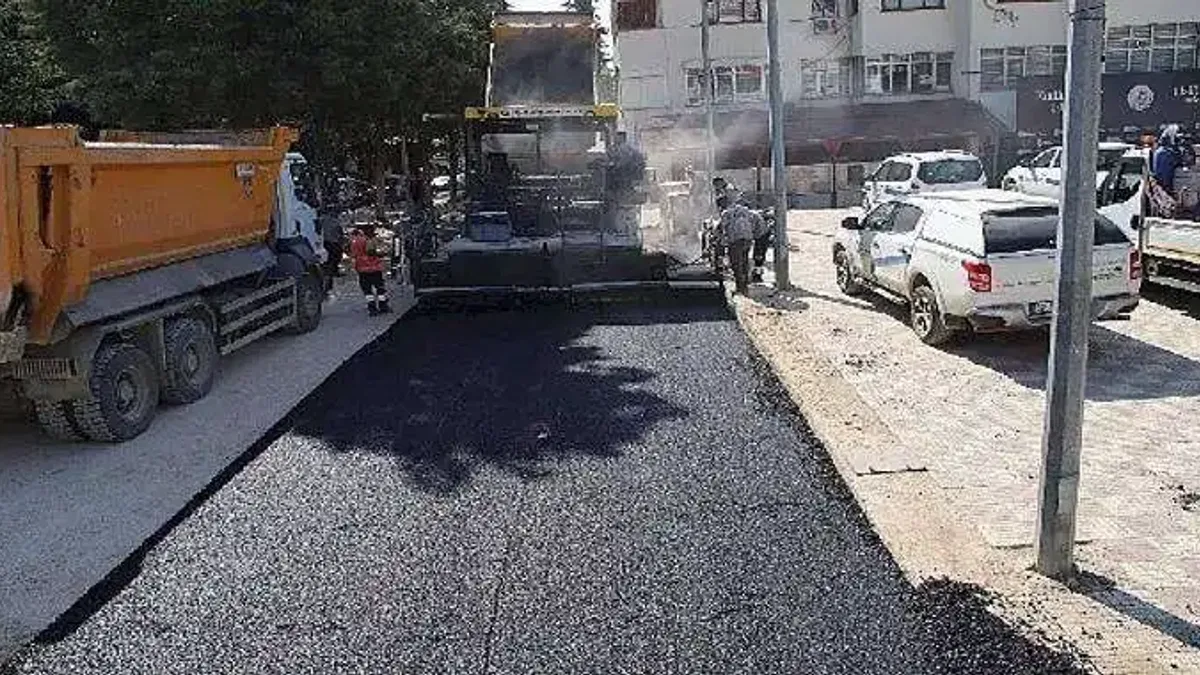 Antalya Büyükşehir'den Elmalı Hükümet Caddesine sıcak asfalt