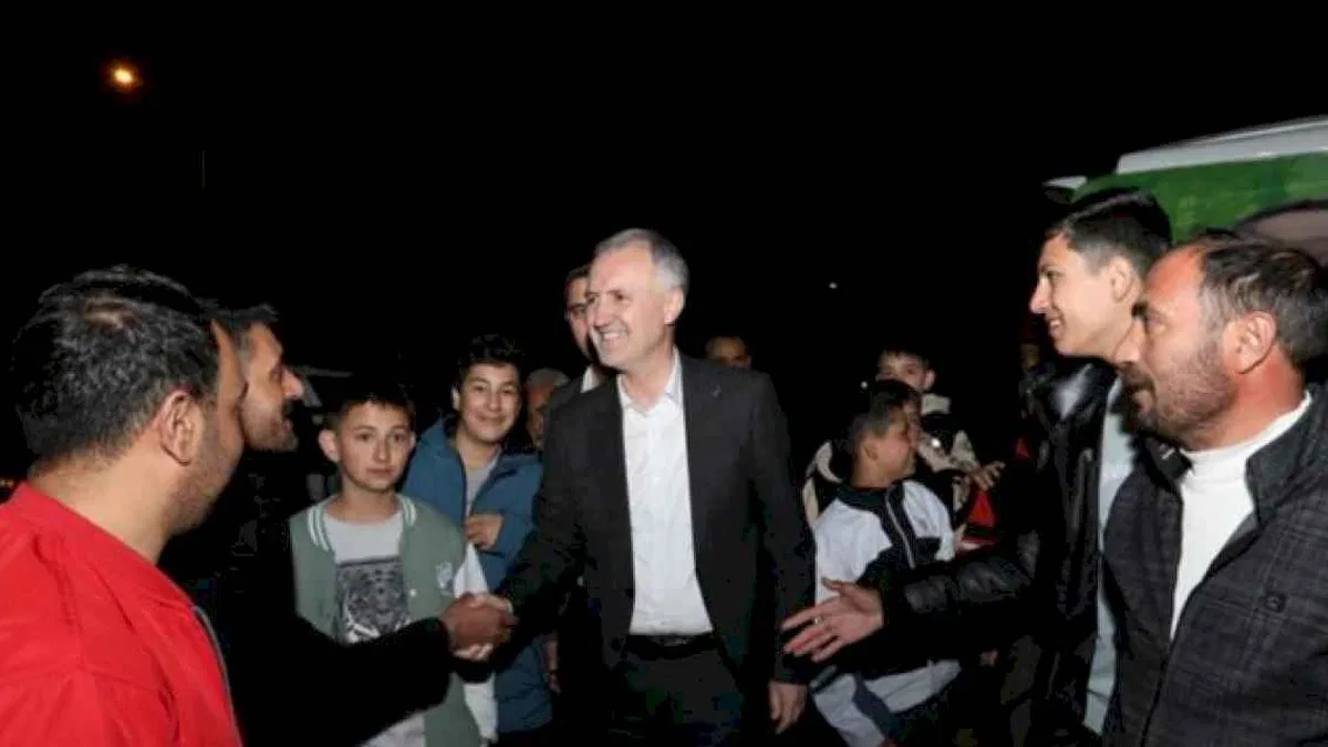 Başkan Alper Taban Teravih Programları'nda vatandaşla buluşuyor