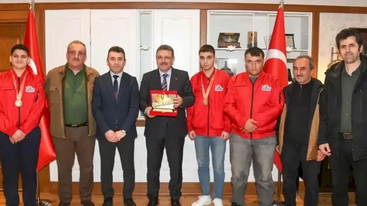 TEKNOFEST şampiyonlarından Başkan Genç’e ziyaret