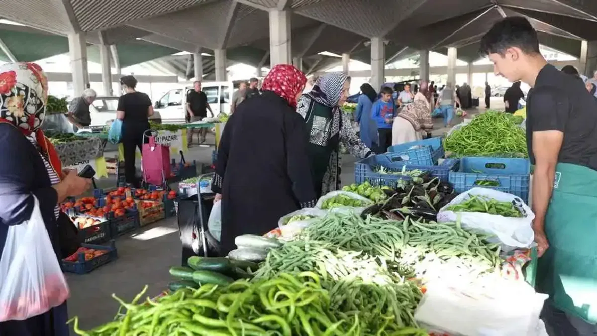 Konya'da yerli ürün pazarı, üretici ile tüketiciyi doğrudan buluşturuyor