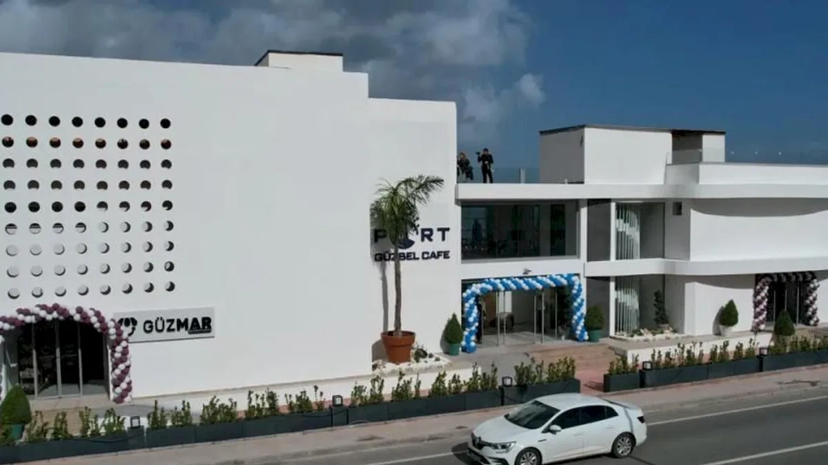 İzmir Güzelbahçe’de çifte açılış