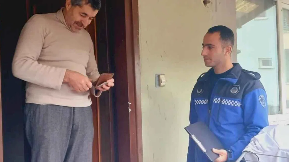 Kocaeli Zabıtası kayıp cüzdanı sahibine ulaştırdı