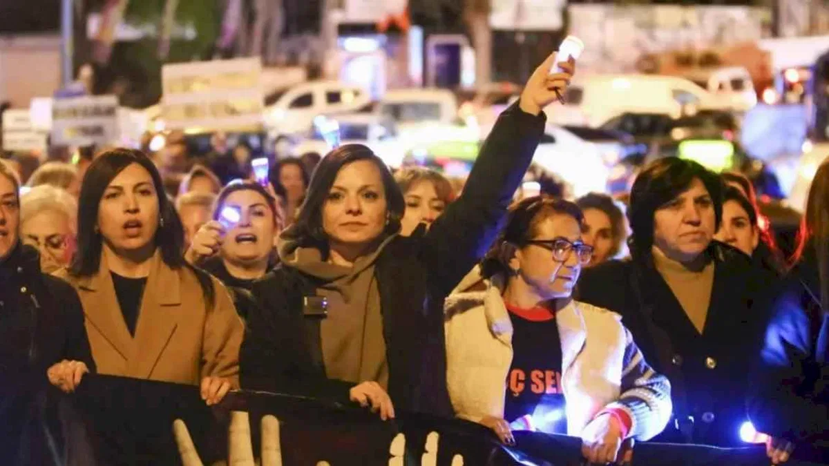 İzmirli kadınlar şiddete karşı 'tek yürek'