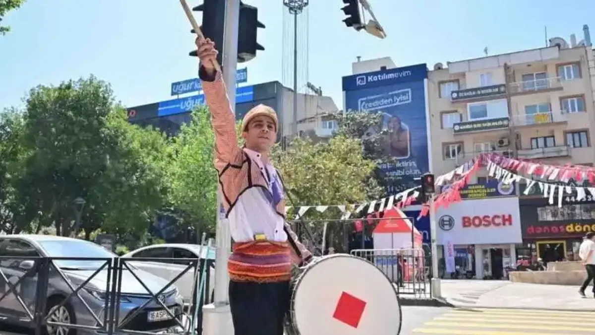 Manisa'da festivale davet sokaklara taştı