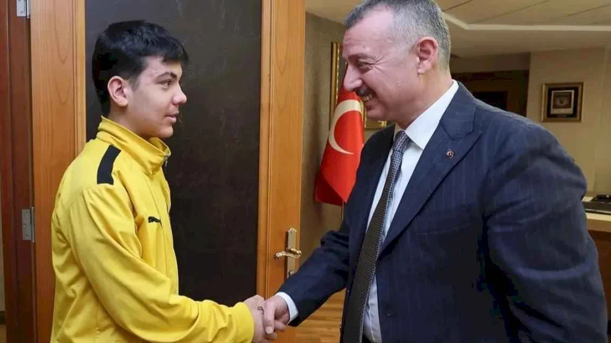 Kocaelisporlu Efe'den Başkan Büyükakın’a ziyaret