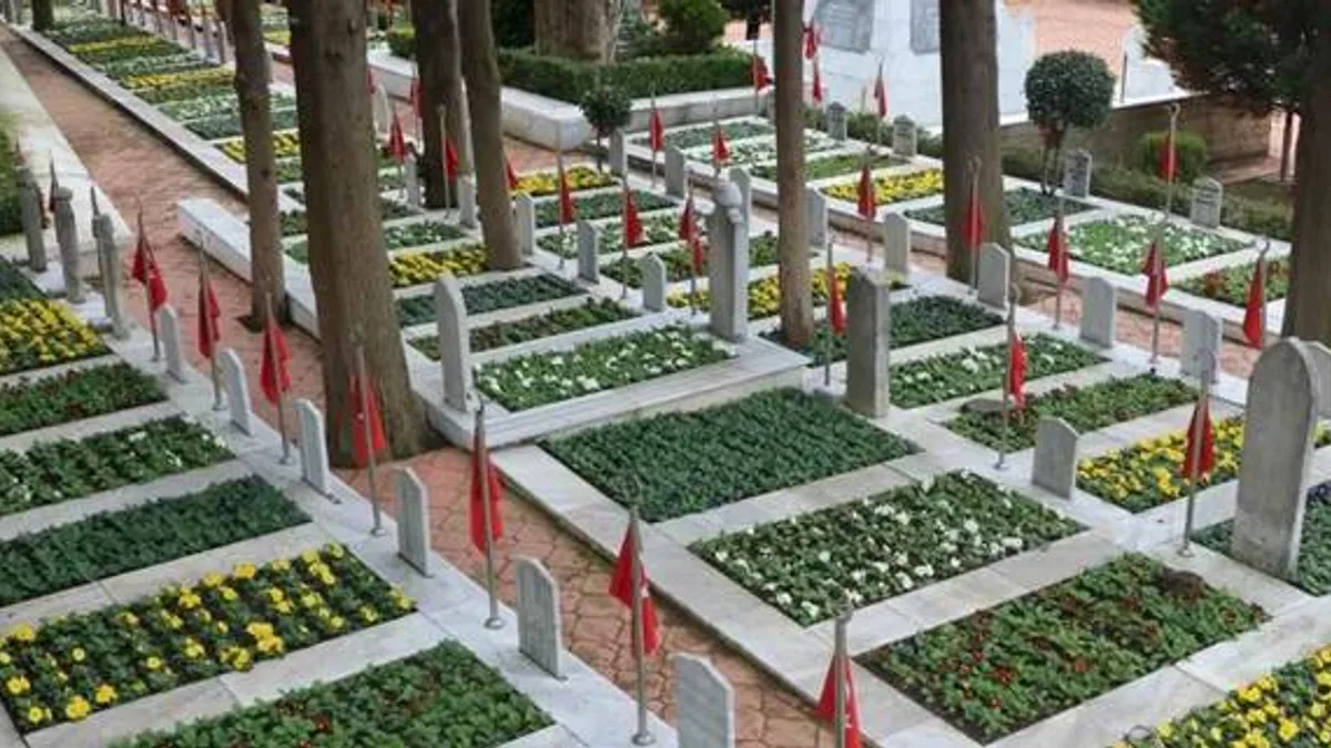 Kocaeli şehitliğinde çiçekler açtı