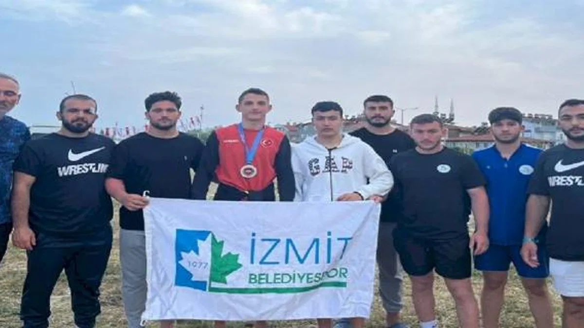 İzmit'in güreşçileri gururlandırıyor