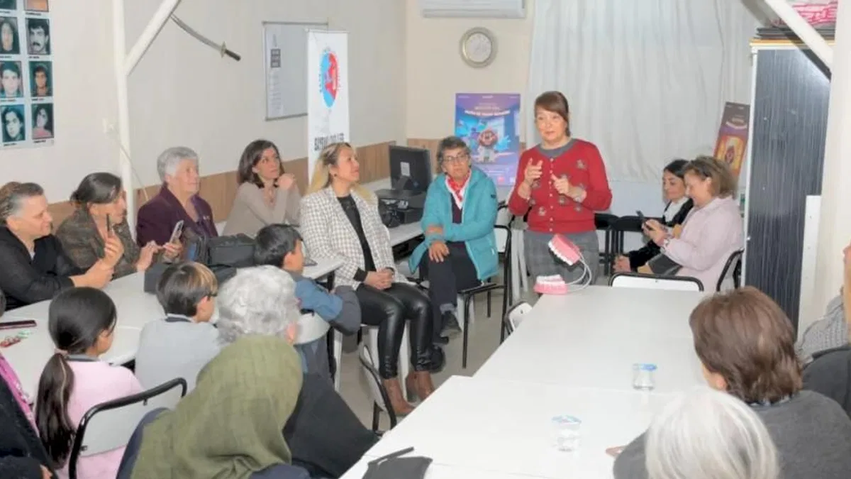 İzmir'de dişhekimleri diş sağlığının önemine dikkat çekti