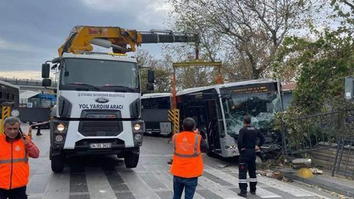 Kadıköy'de belediyenin bahçe duvarına çarpıp asılı kalan metrobüs çekildi