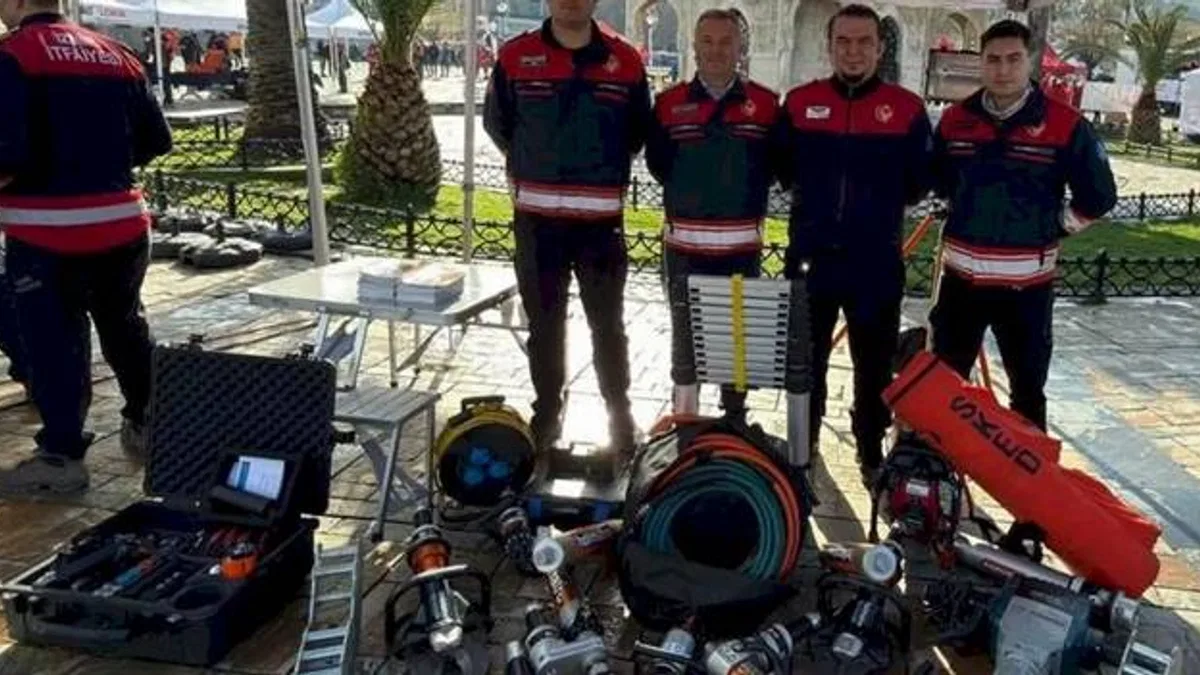 İzmir’de deprem anması: Arama kurtarma ekipmanları sergilendi