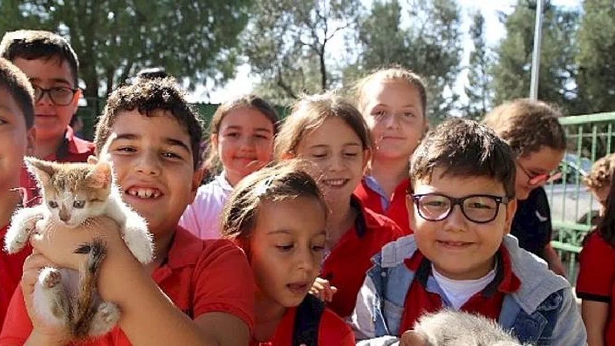 Burhaniye'de Öğrencilerden Hayvan Barınağına Ziyaret