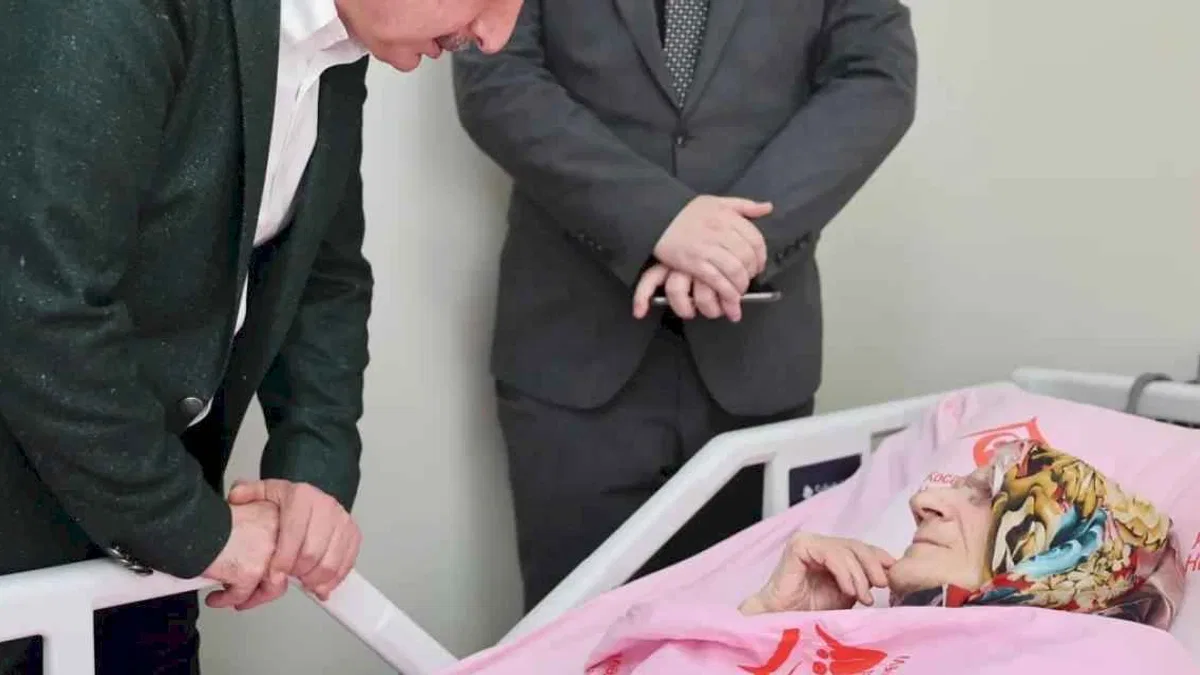 Kocaeli'de Başkan Büyükakın, Anneler Günü’nde şehit ailesi ve huzurevine gitti