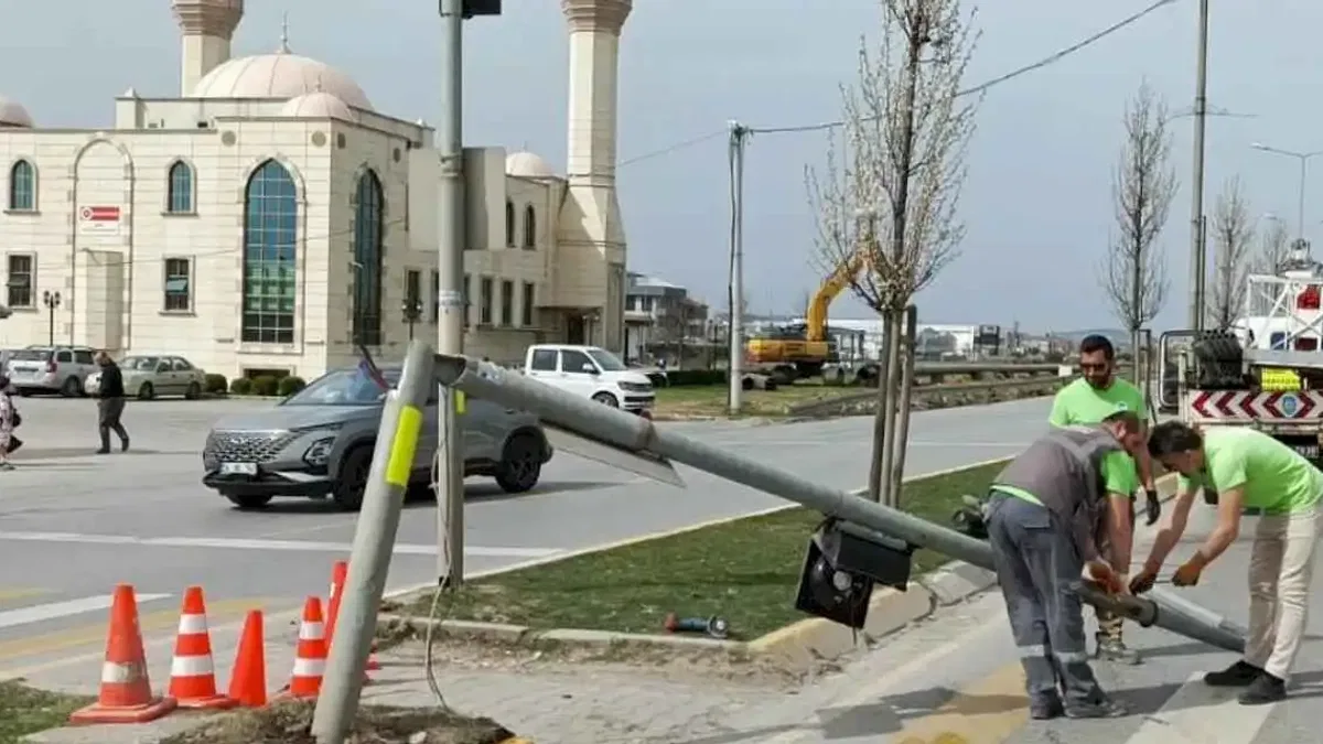 Sakarya'da kullanılamaz hale gelen trafik ışığına hızlı müdahale!