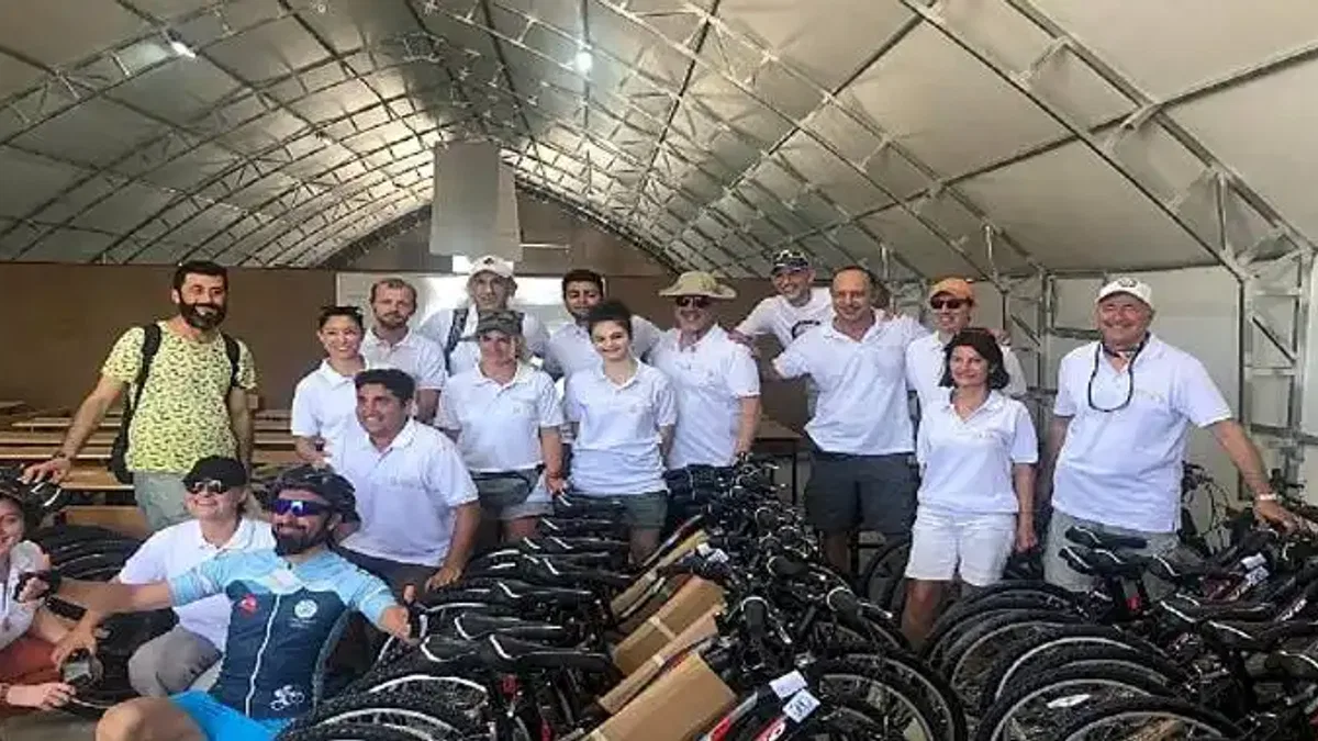 Antakyalı çocuklara bisiklet hediye edildi ve güvenli bisiklet sürüş eğitimi verildi
