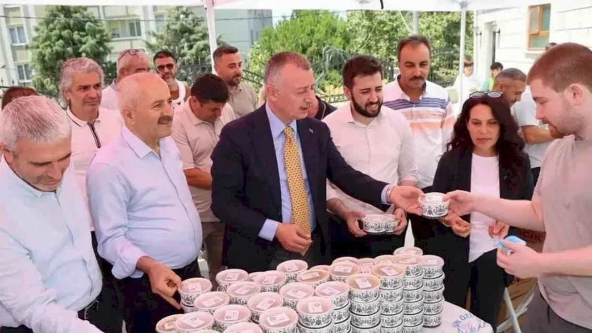 Başkan Büyükakın, Gebze'de aşure dağıttı
