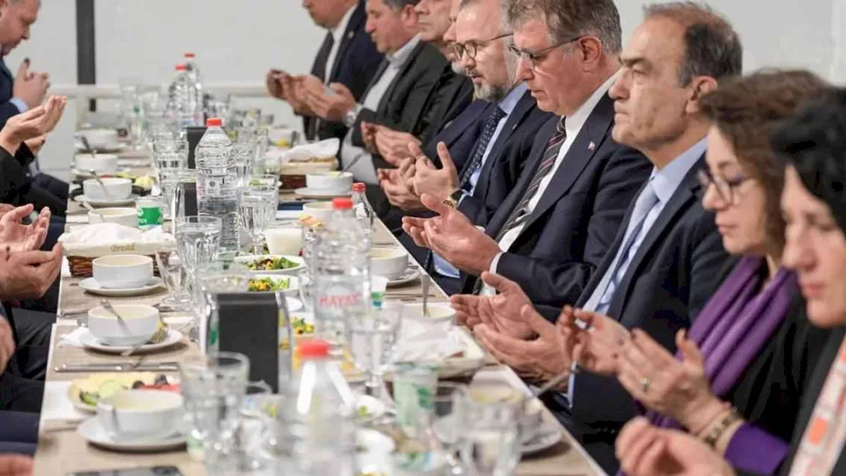 İzmirli meclis üyeleri aynı sofrada iftar yaptı