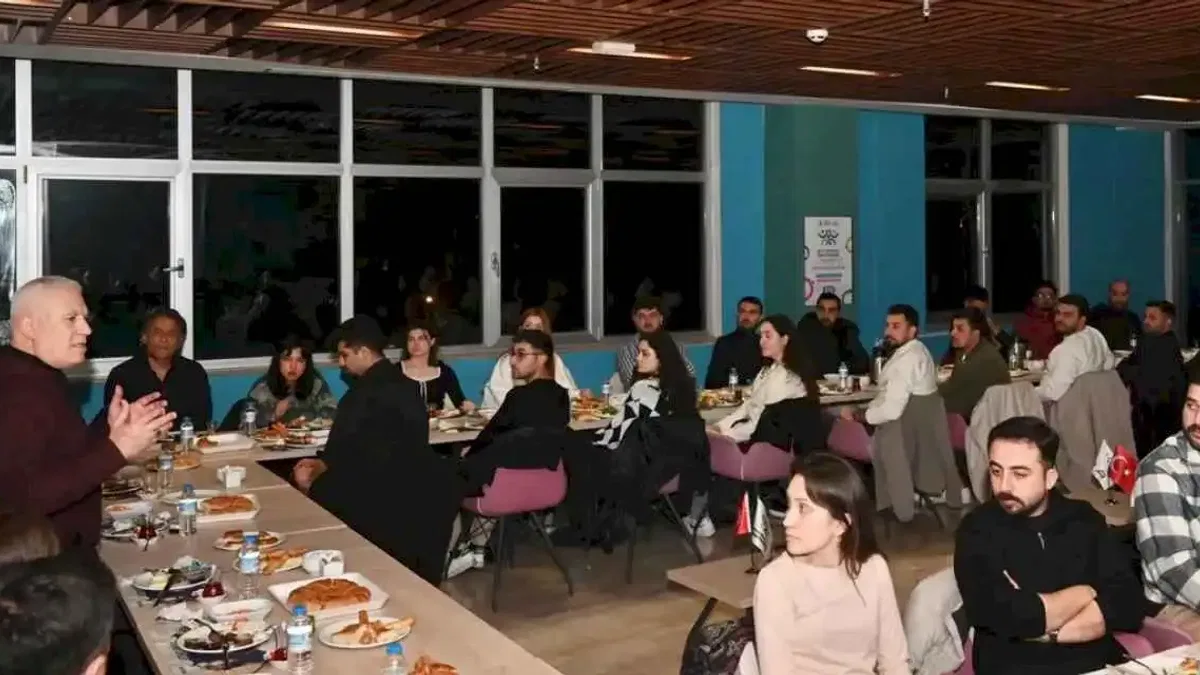 Bursa'da Başkan Bozbey sahuru gençlerle yaptı