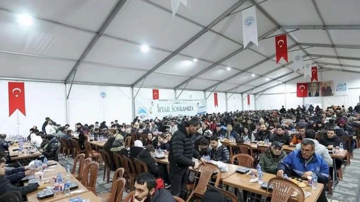 Memduh Büyükkılıç 'kardeşlik sofrası'nda iftar açtı