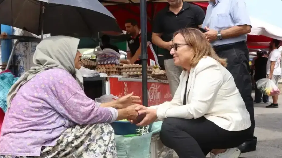 İzmir Güzelbahçe'de Başkan Vekili Akın'dan semt pazarlarına ziyaret