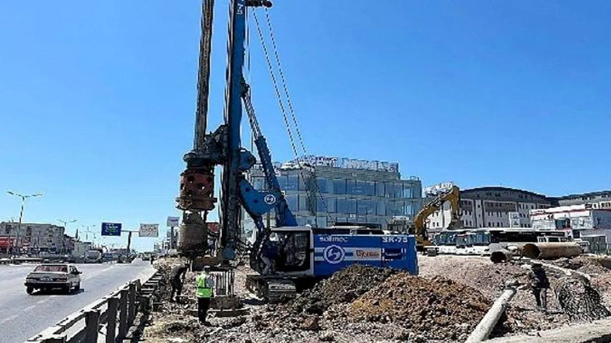 Kaşkaldere Kavşağı'nda köprü kazıkları çakılıyor