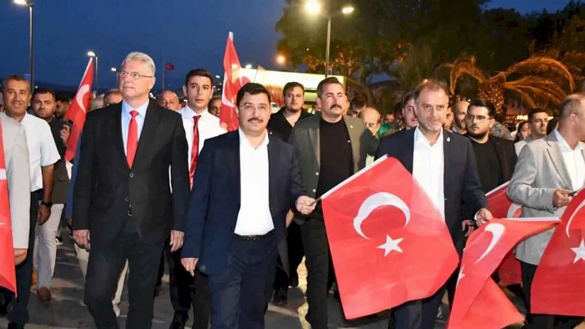 Mudanya’da demokrasi ve bayrak yürüyüşü coşkuyla gerçekleşti