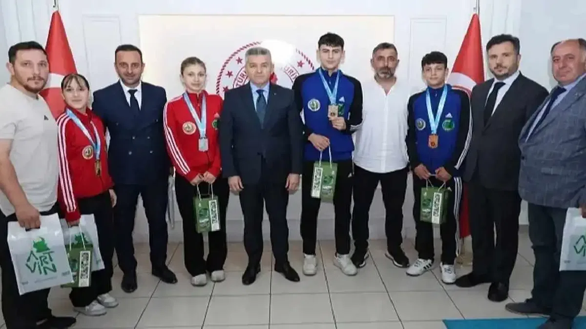 Türkiye şampiyonları Artvin Valisi'ne konuk oldu