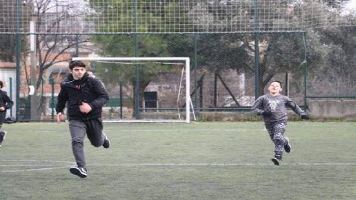 Depremzede çocuklar futbolla moral depoluyor