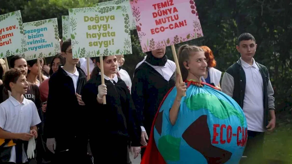 Sakarya'da gençler çöp ve pankartlarla Sapanca Gölü’nden çağrı yaptı