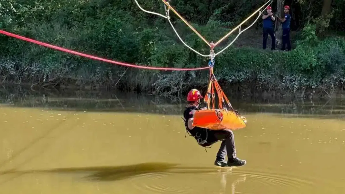 İtfaiyeciler Sakarya Nehri üzerinde nefes kesti