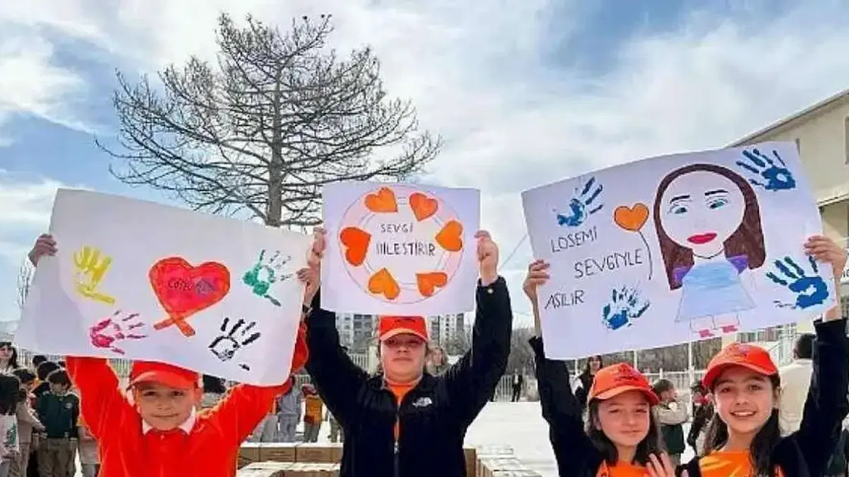 Öğrencilerden lösemili kardeşlerine koli koli mutluluk