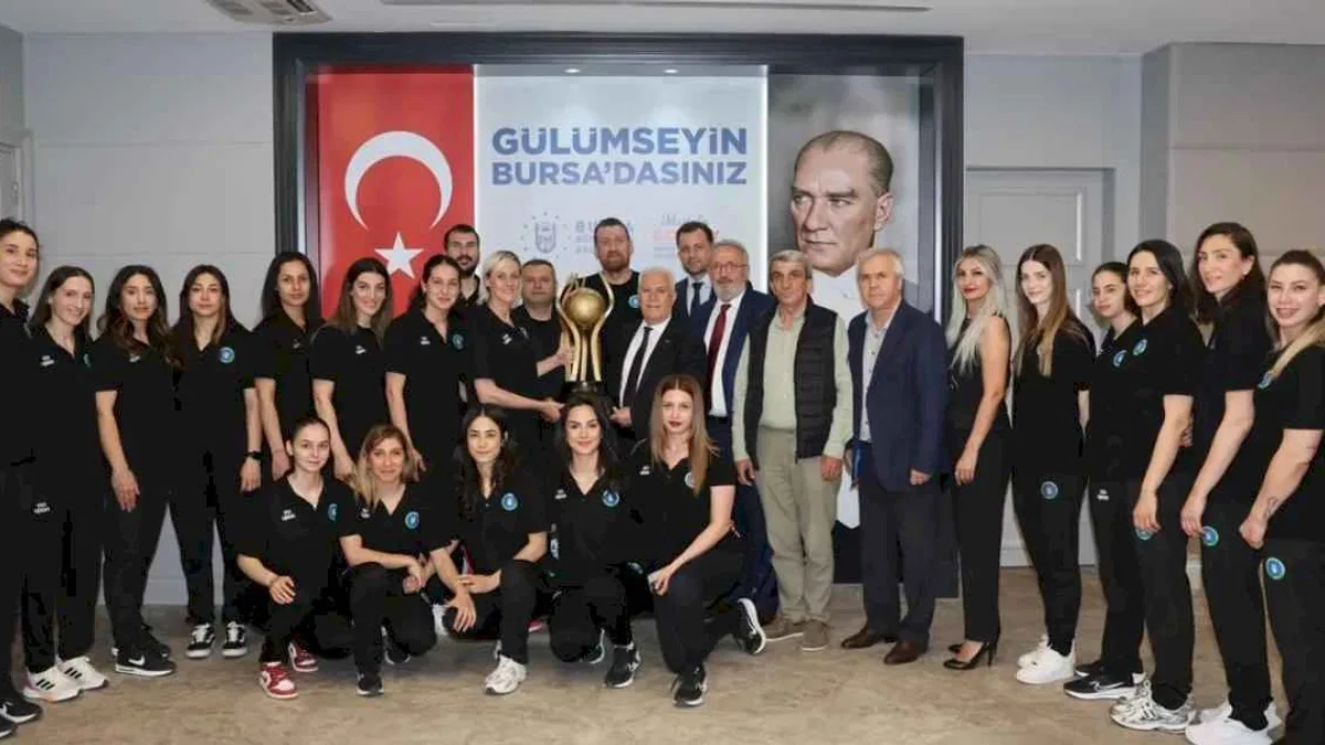 Başkan Bozbey’den şampiyon hentbol takımına övgü