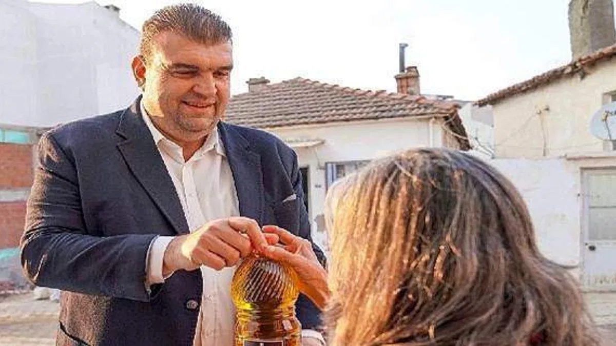 Seferihisar Belediyesi'nden dar gelirli vatandaşa zeytinyağı