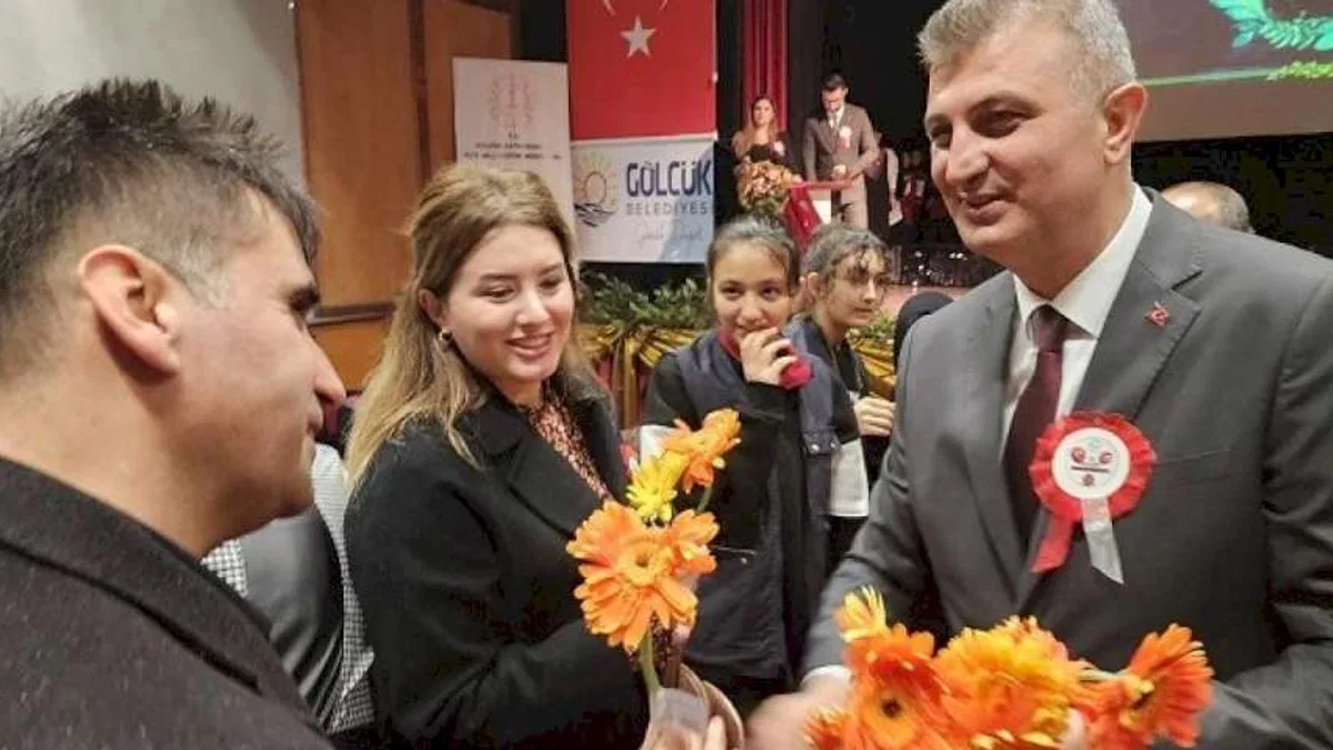 Ali Yıldırım Sezer'den öğretmenlere çiçekli kutlama