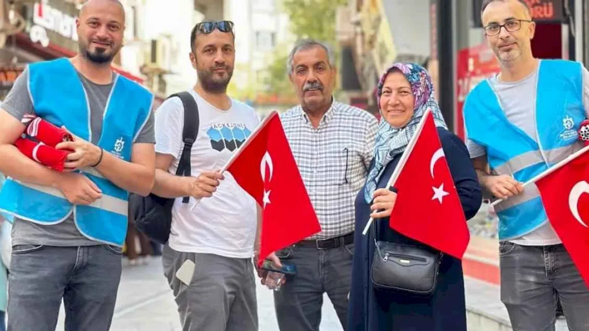 Esnafa ve vatandaşlara binlerce bayrak dağıtıldı