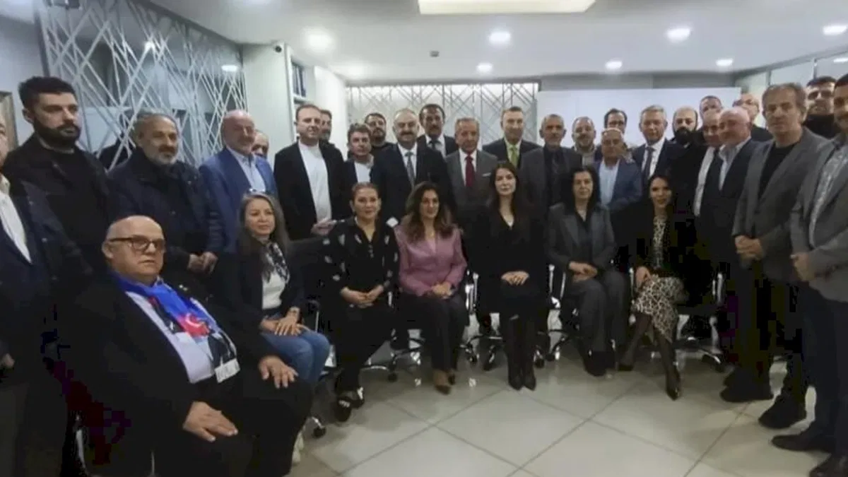 Uluslararası Esnaf Birliği'nde kurucu genel başkan güven tazeledi