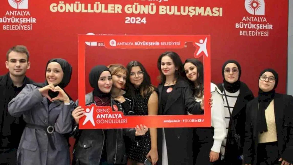 Antalya Büyükşehir Gönüllüler Günü’nü gençlerle kutladı