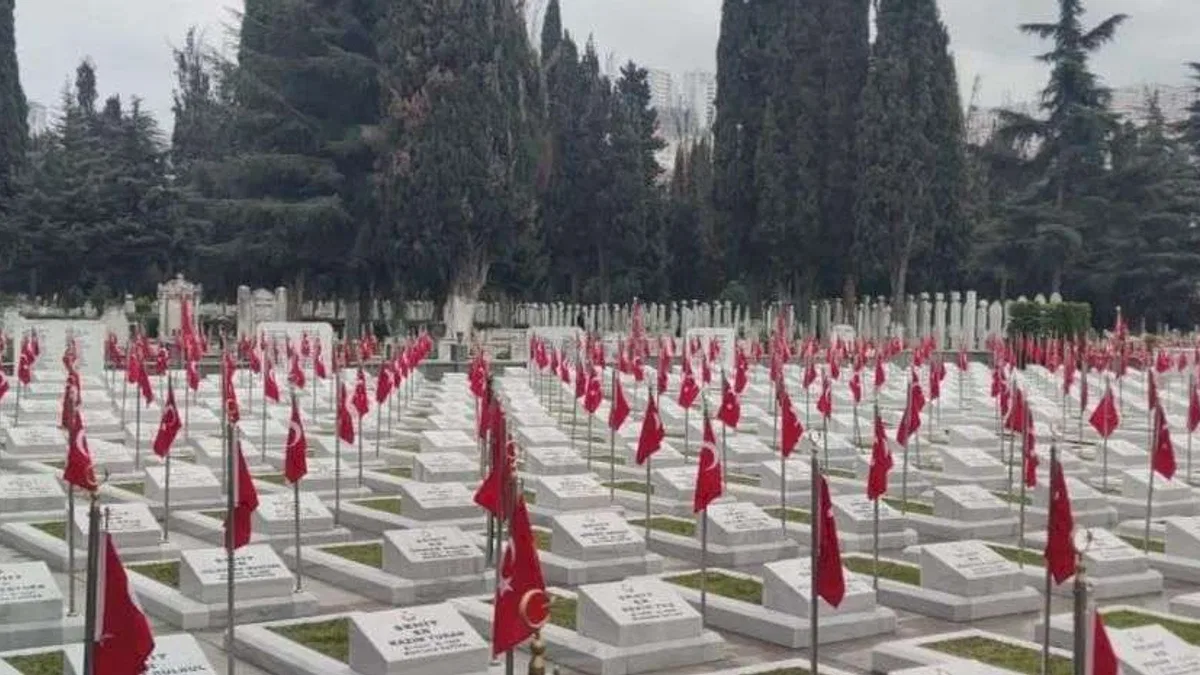 Trabzon'da Büyükşehir mezarlıkları bayrama hazırladı