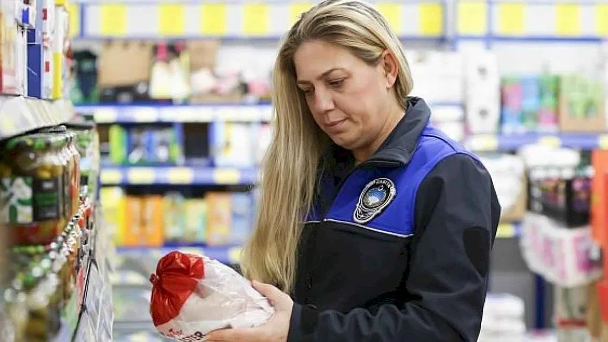 Narlıdere Belediyesi ekipleri, gıda güvenliğini sağlamak amacıyla ilçedeki marketlerde kapsamlı bir denetim gerçekleştirdi