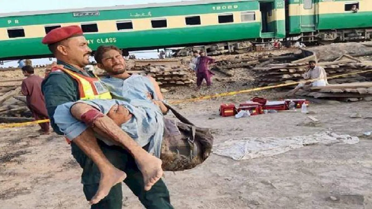 Pakistan'da bombalı saldırı! Tren raydan çıktı...