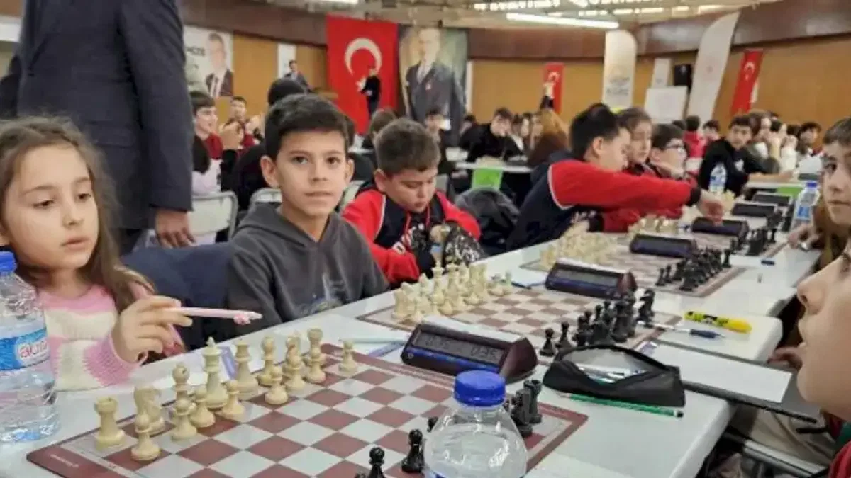 Gölcük'te satranç turnuvası başladı