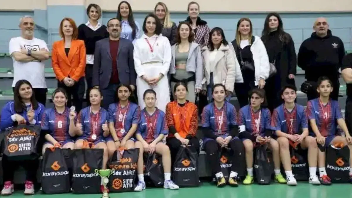 Yıldırım MTAL Kız Futsal Takımı Bursa ikincisi
