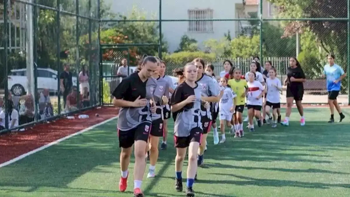 Başkentli kızlar sahaya indi
