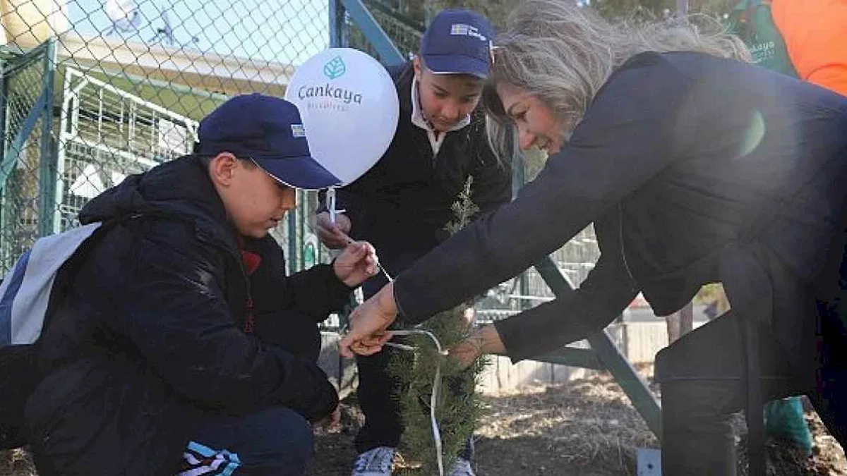 Çankaya'da Fidanlar "Milli Ağaçlandırma Günü" İçin Dikildi