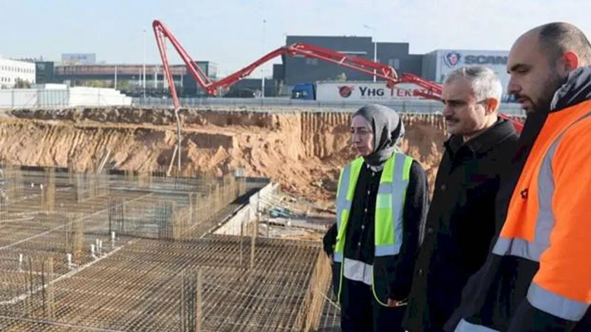 Kocaeli Çayırova’nın yeni meslek lisesinde temel betonu seriliyor