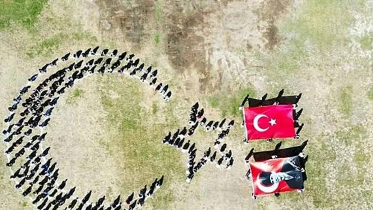 Öğrencilerden Türk bayrağı koreografisi